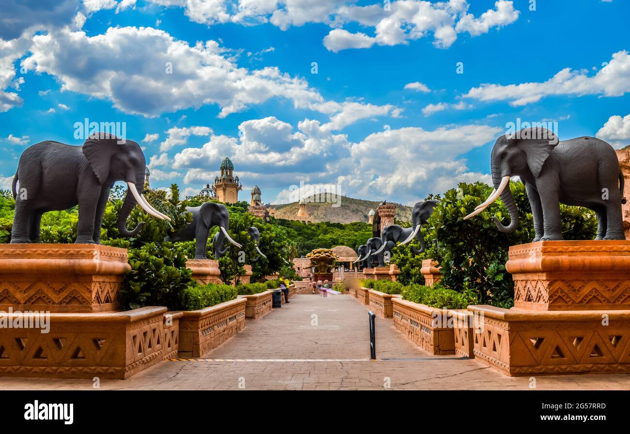 Entrée du Palais / Ville perdue / Sun City avec statues en pierre sous le ciel bleu Banque D'Images