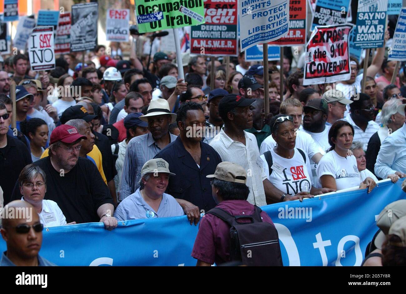 Manhattan, NY, États-Unis. 25 juin 2021. Plus de 100,000 000 manifestants ont inondé les rues de Manhattan en tant que coalition arc-en-ciel de militants anti-guerre, anti-capitalistes, défenseurs des droits de l'homme et pro-choix réunis en une marche contre le président Bush. Ici sur la ligne de front est Michael Moore, en Red Hat, Jesse Jackson, en chemise noire et Danny Glover, en chemise blanche et chapeau noir. Crédit : C. Neil Decrescenzo/ZUMA Wire/Alamy Live News Banque D'Images