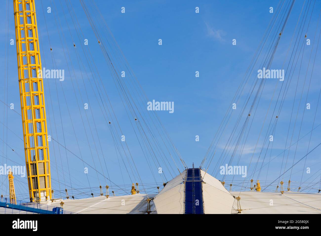 Promenade sur le toit en haut de l'arène O2 sur le fond bleu ciel, Londres Greenwich Peninsular Angleterre Banque D'Images