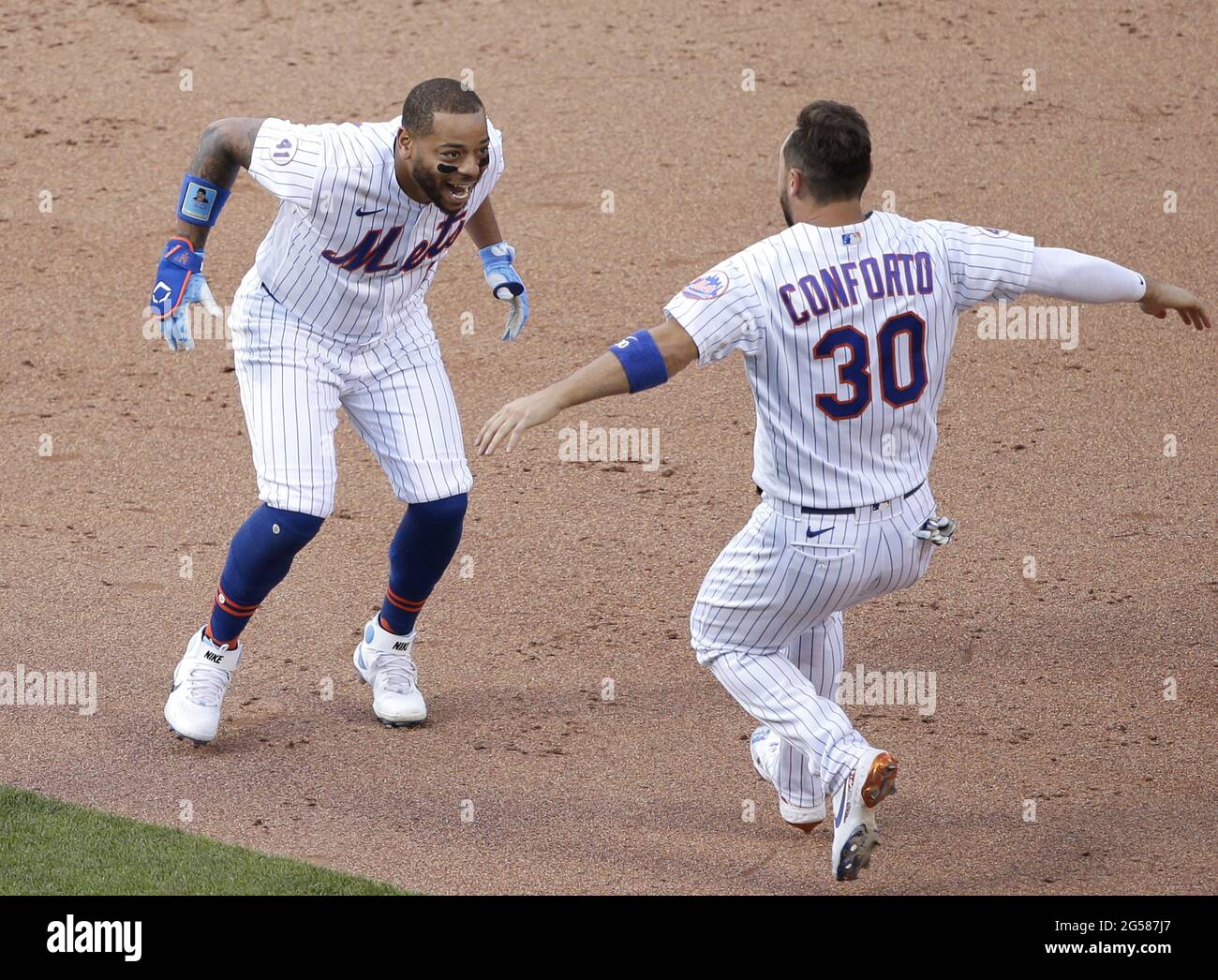 Queens, États-Unis. 25 juin 2021. New York mets Michael Conforto fête avec Dominic Smith, qui a remporté un match de marche en remportant un seul RBI dans le bas du 8e dîner dans le jeu un d'un double en-tête contre les Phillies de Philadelphie au Citi Field le vendredi 25 juin 2021 à New York. Les mets ont battu les Phillies 2-1 en gains supplémentaires. Photo de John Angelillo/UPI crédit: UPI/Alay Live News Banque D'Images