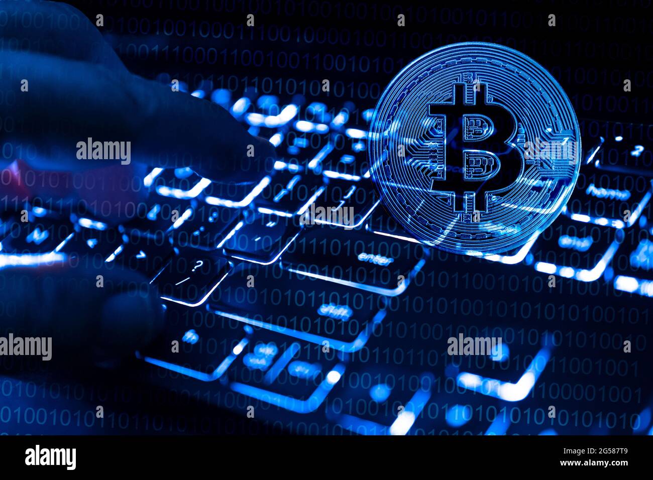 Doigts sur le clavier de l'ordinateur et bitcoin, cgi Banque D'Images