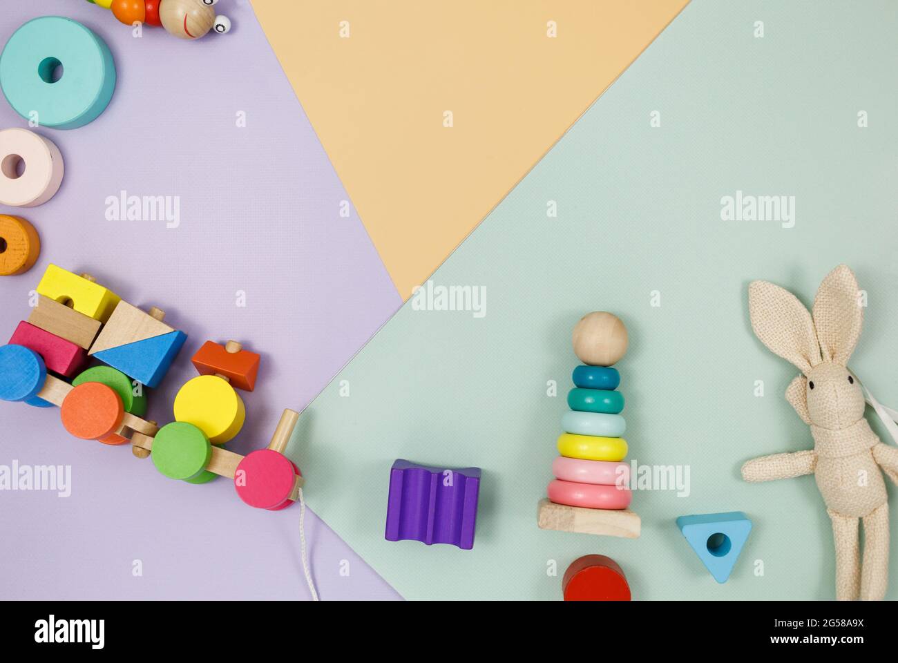 Cubes en bois pour bébé sur fond violet-vert beige. Blocs de jouets  éducatifs, pyramides, voiture. Jouets pour la maternelle, la garderie ou la  garderie Photo Stock - Alamy