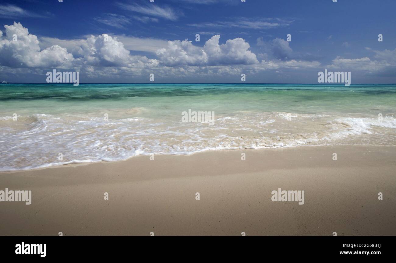 Mexique, Quintana Roo, Cancun, vague de mer sur une plage de sable Banque D'Images