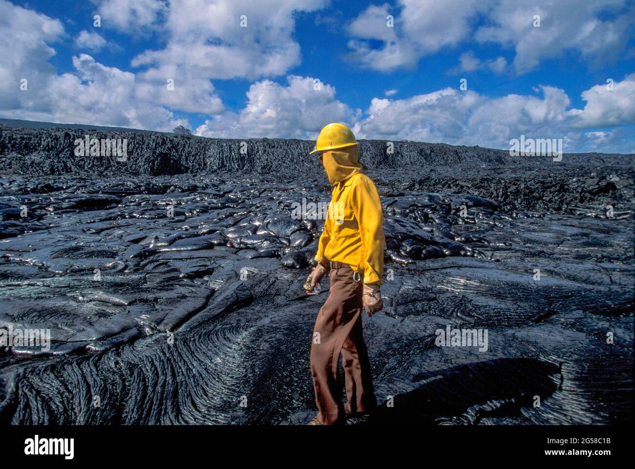 Etats-Unis, Hawaï, Big Island, Kilauea, Vulcanologue dans le champ de lave sur le volcan Klauea Banque D'Images