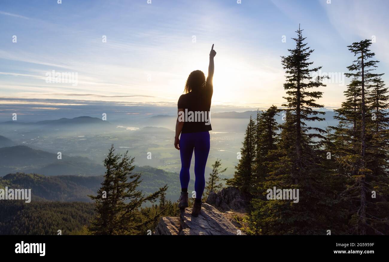 Femme adulte aventureuse de race blanche en randonnée dans la nature canadienne Banque D'Images