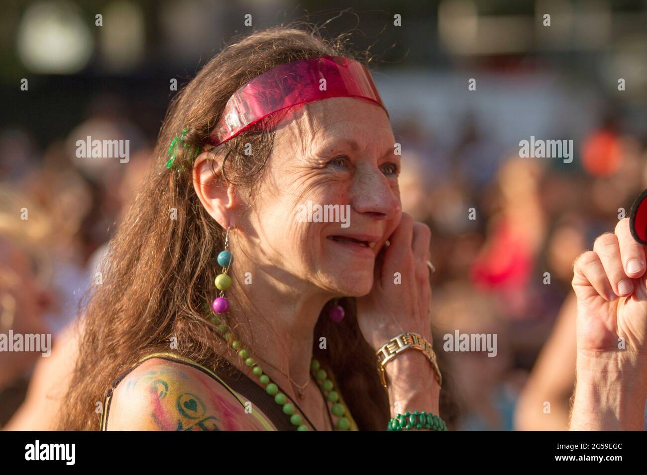 portrait d'une femme mûre pendant le festival de la fierté de montréal Banque D'Images