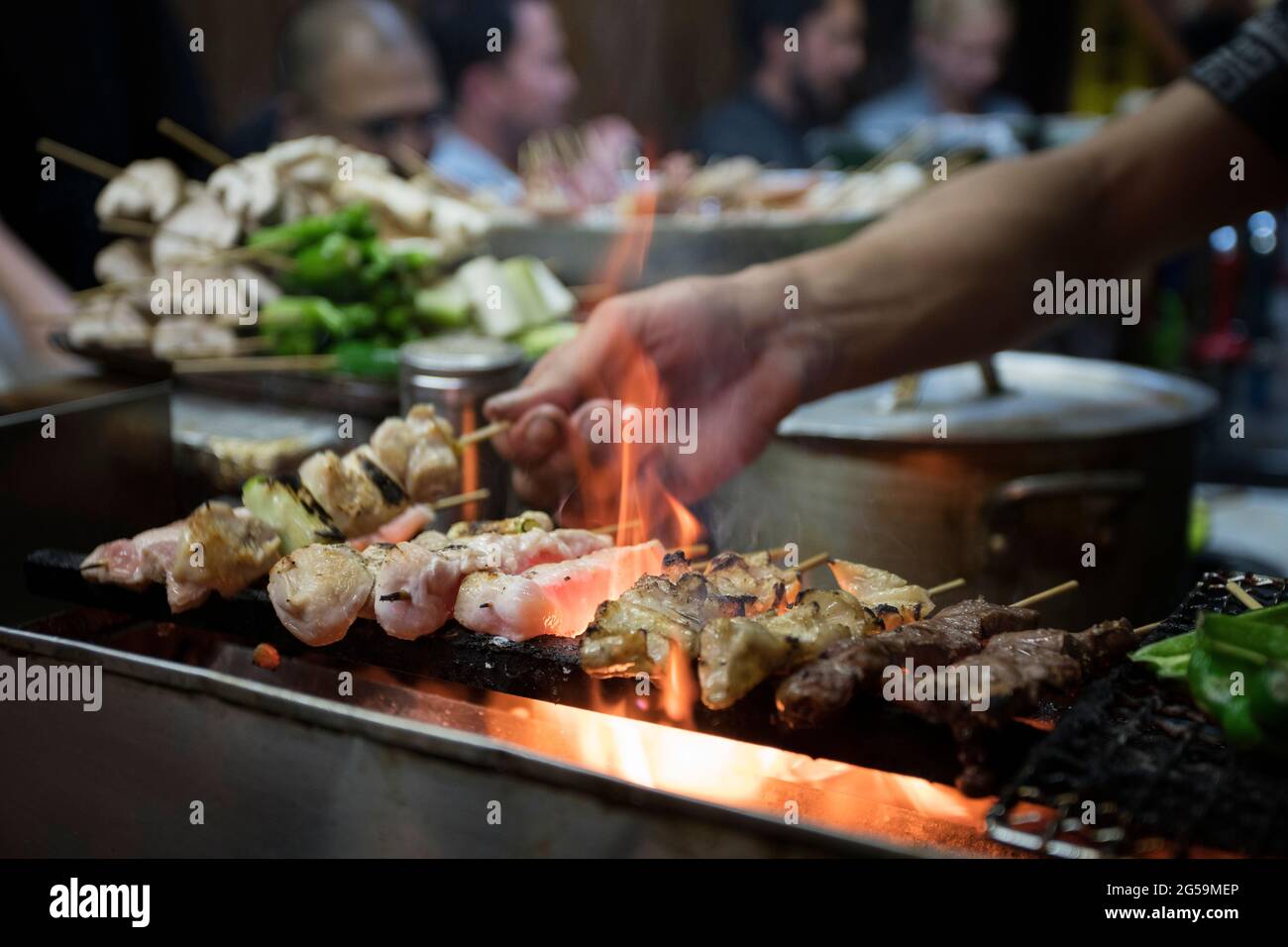 Brochettes yakitori préparées sur un grill dans un petit restaurant à Omoide Yokocho, Tokyo, Japon Banque D'Images