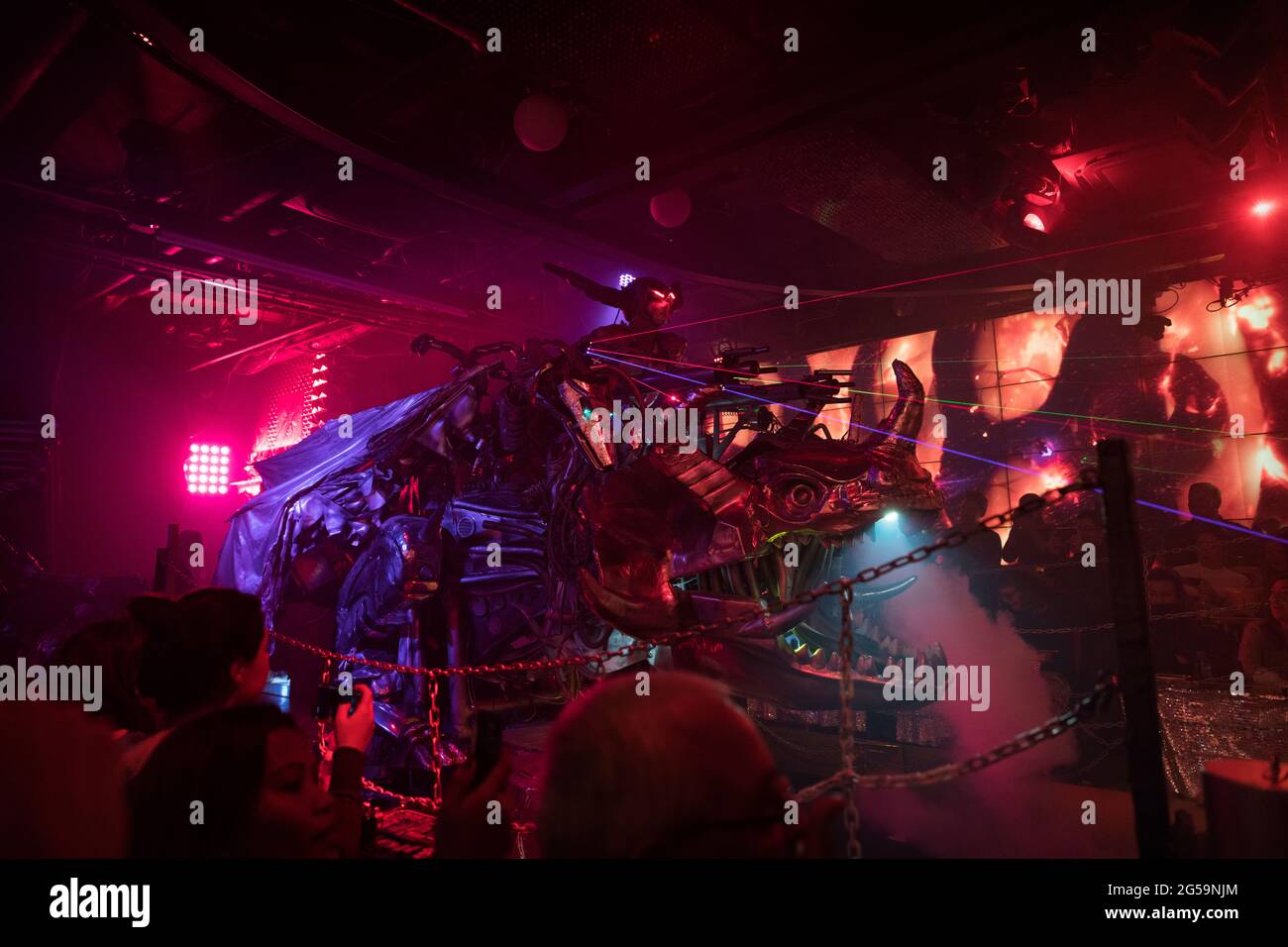 Un interprète dans un spectacle au restaurant robot à Tokyo, au Japon Banque D'Images