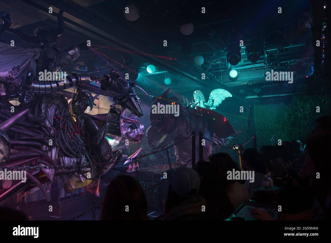 Artistes dans un spectacle au robot Restaurant à Tokyo, Japon Banque D'Images