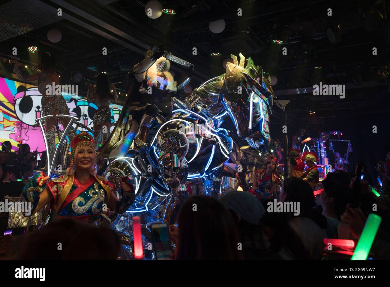 Artistes dans un spectacle au robot Restaurant à Tokyo, Japon Banque D'Images