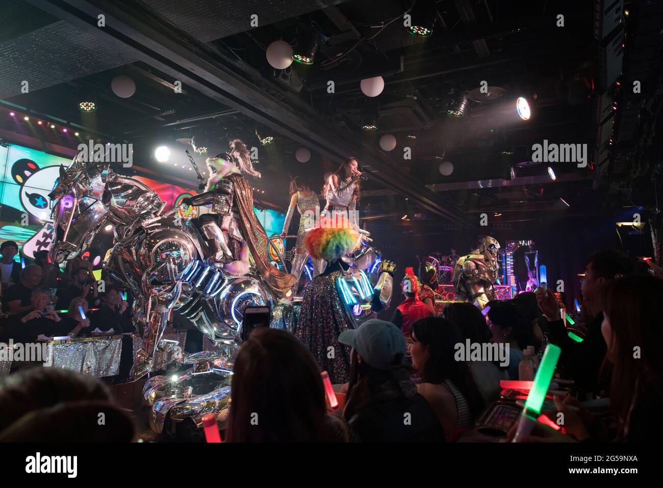 Artistes dans un spectacle au robot Restaurant à Tokyo, Japon Banque D'Images