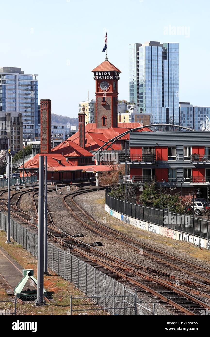 Editorial image Union Station, Portland - Oregon, 1er avril 2021 : les voies ferrées mènent à Union Station dans le centre-ville de Portland. Banque D'Images