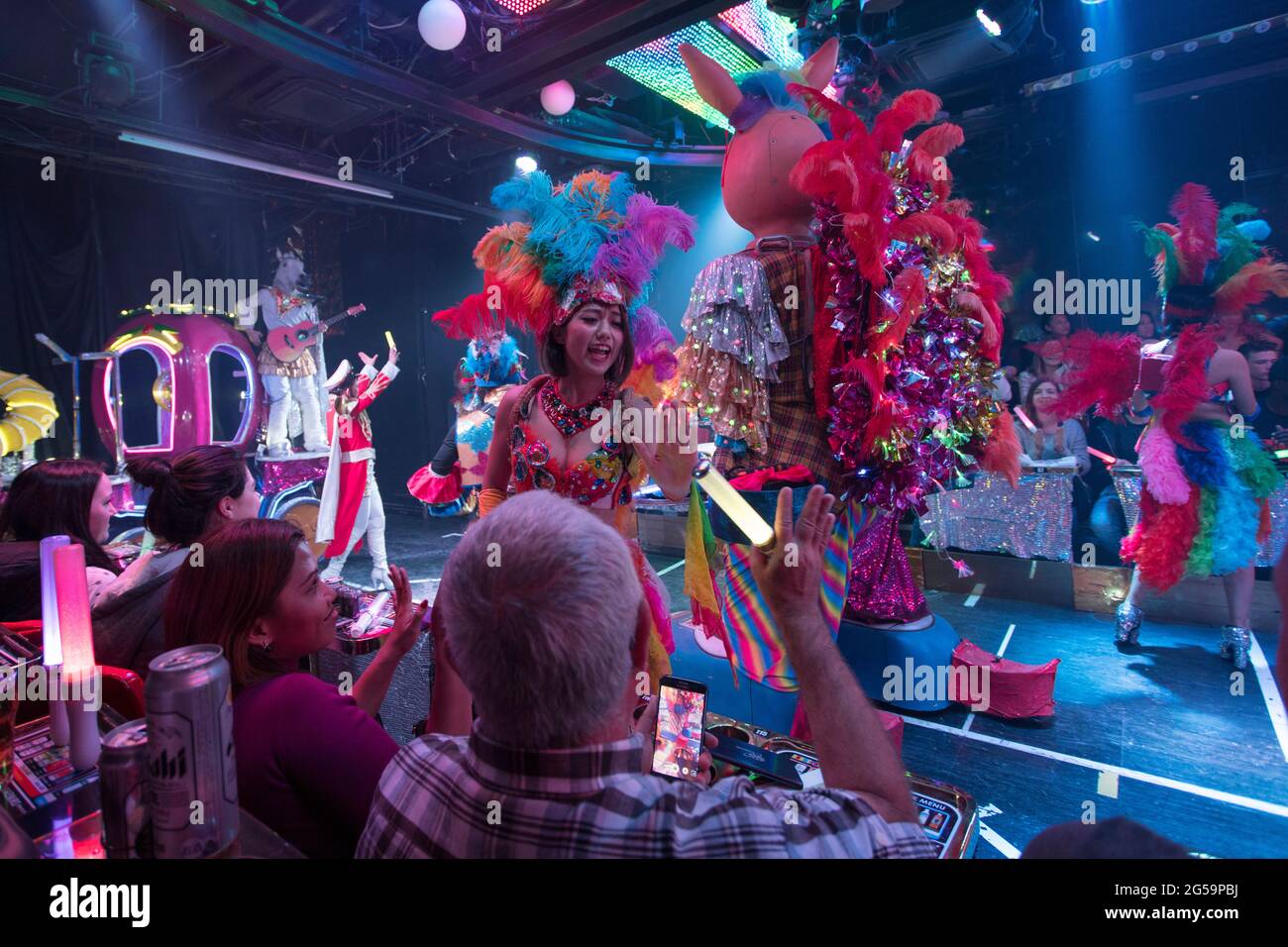 Artistes dans un spectacle au robot Restaurant à Tokyo, Japon Banque D'Images