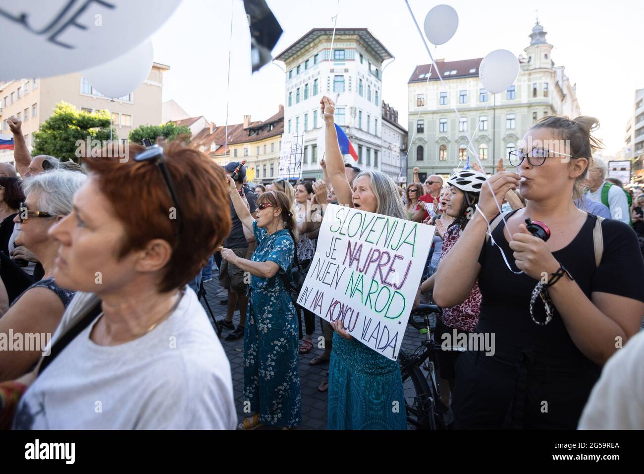 Un manifestant porte un écriteau intitulé « la Slovénie est sa nation d’abord, le gouvernement d’abord » lors d’une manifestation anti-gouvernementale et d’une autre célébration de la Journée nationale à Ljubljana. Alors que la Slovénie célébrait son 30e anniversaire le jour de la création de l'Etat, le 25 juin 2021, une manifestation antigouvernementale massive et une autre célébration de la Journée de la création de l'Etat ont eu lieu à quelques centaines de mètres seulement de la célébration officielle du gouvernement du Premier ministre Janez Jansa. Des syndicats de travailleurs, des artistes, des musiciens et des leaders de l'opposition se sont joints aux manifestants. Beaucoup de politiciens notables, y compris l'ancien presi Banque D'Images