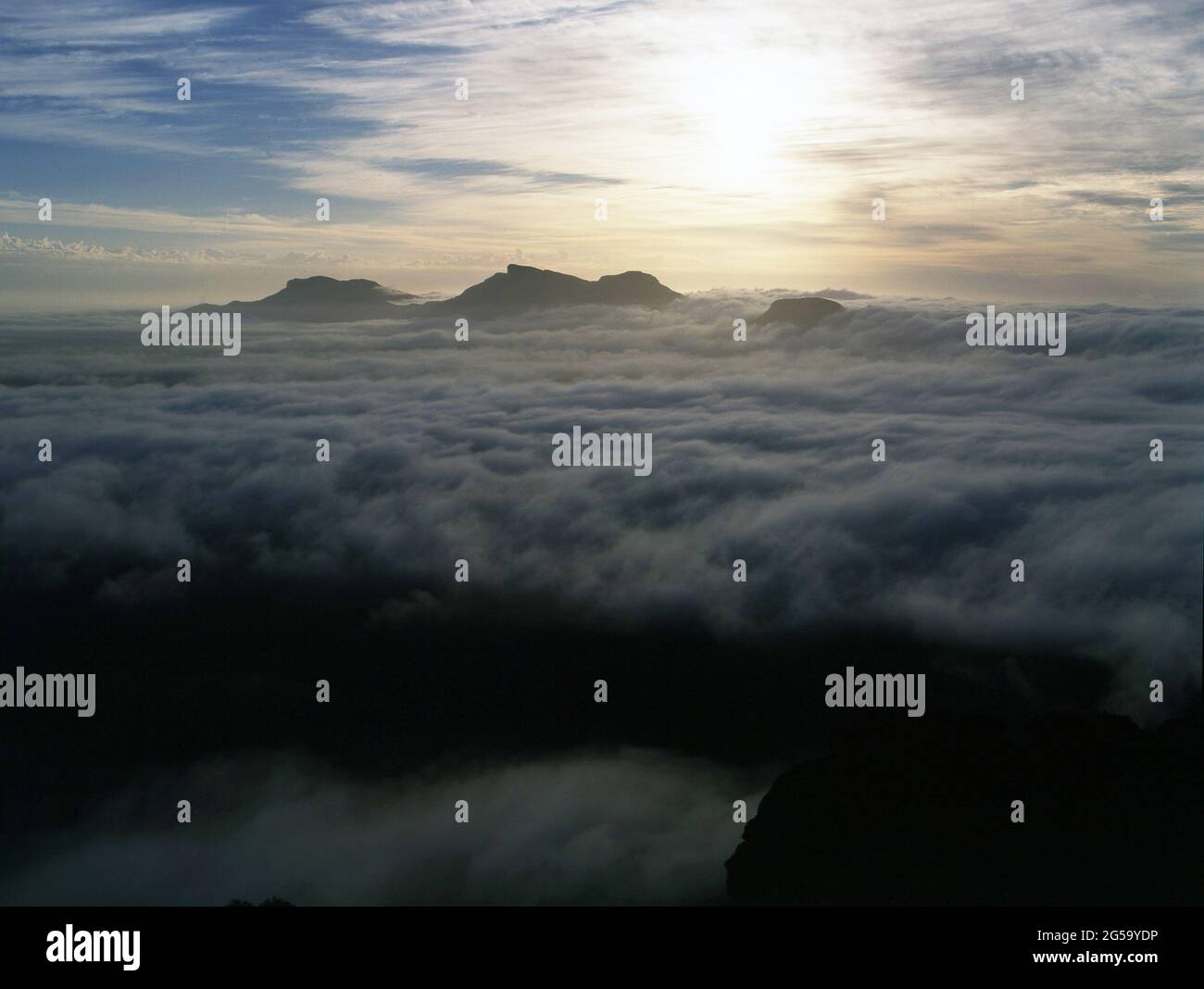 NUAGES AU-DESSUS DU PARC NATIONAL DE STIRLING RANDS. LA GAMME EST RÉPUTÉE POUR SES FORMATIONS DE NUAGES INHABITUELLES ET PARFOIS SPECTACULAIRES. Banque D'Images