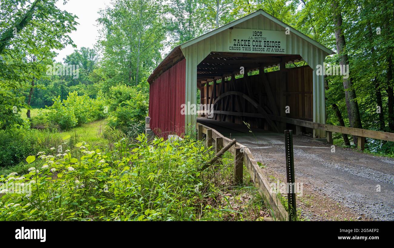 Le pont couvert Zacke Cox est situé au nord de Coxville, dans le comté de Parke, dans l'Indiana, et traverse Rock Run Creek. Il a été construit en 1908, par Joseph A. Britton, u Banque D'Images