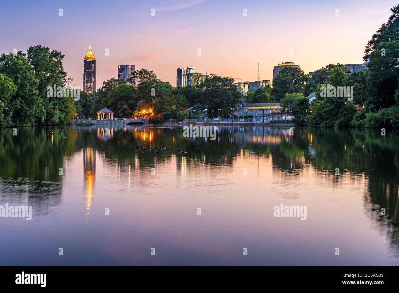 Midtown Atlanta, Géorgie, gratte-ciel au crépuscule depuis le lac Clara Meer dans Piedmont Park. (ÉTATS-UNIS) Banque D'Images
