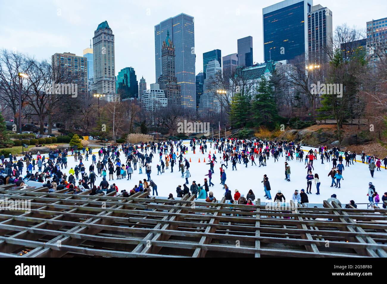 Manhattan, NY, Etats-Unis - 1er janvier 2014 : patinage sur glace à Wollman Rink dans Central Park le jour du nouvel an Banque D'Images
