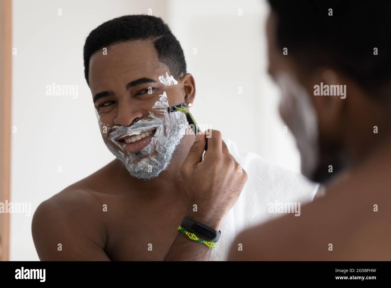 Joyeux mélange de race africaine homme se raser avec rasoir Photo Stock -  Alamy