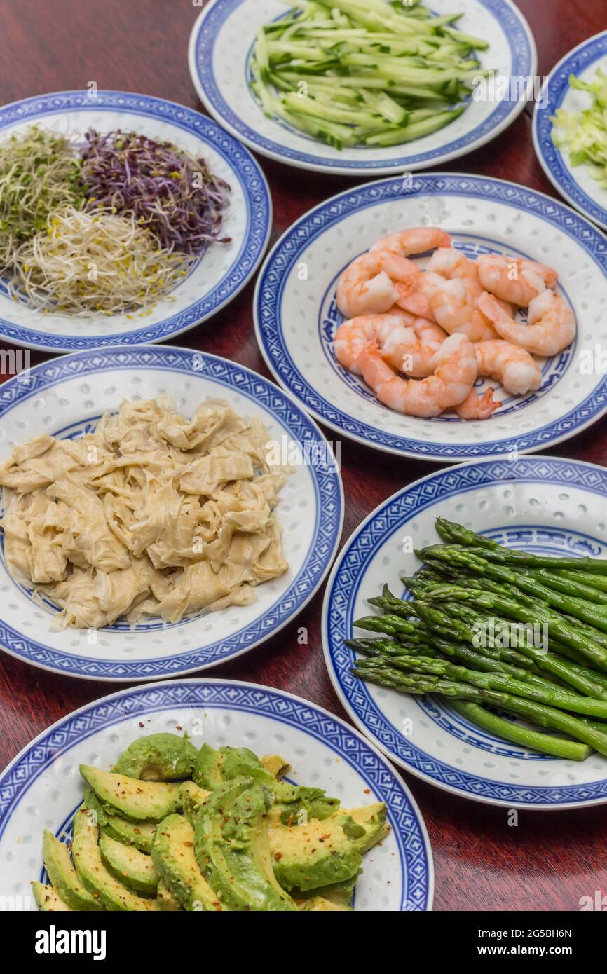 Crevettes, légumes crus et tofu pour la cuisine asiatique traditionnelle Banque D'Images