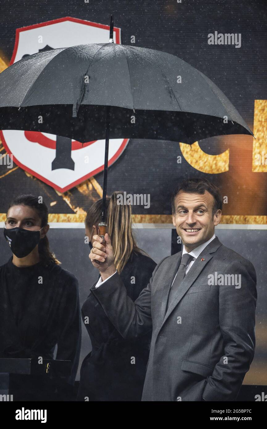 Paris, France. 26 juin 2021. Le président français Emmanuel Macron avec le  Premier ministre français Jean Castex tient un parapluie avant la cérémonie  de remise des trophées à la fin du match