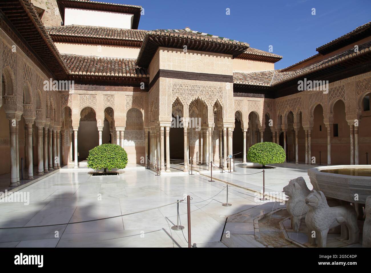 Le patio des Lions (patio de los Leones)Le lieu le plus célèbre de l'Alhambra à Grenade.au sommet de la colline al-Sabika,sur la rive de la rivière Darro,Grenade Espagne.construite comme une forteresse en 889 ce.,puis largement ignoré.reconstruit milieu du 13ème siècle par arabe Naside l'émir Mohammed ben Al-Ahmar de l'émirat de Grenade,après la Reconquista chrétienne en 1492,le site est devenuLa Cour royale de Ferdinand et Isabella. Banque D'Images