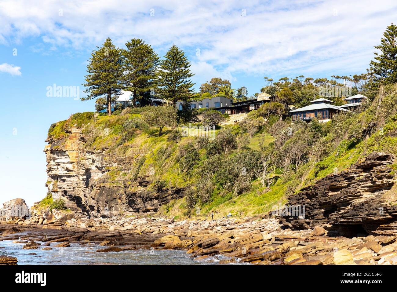 Maisons au bord de l'eau à Avalon Beach à Sydney avec vue sur l'océan mais aussi au risque de s'effondrer en raison de l'érosion des tournières côtières, Australie Banque D'Images