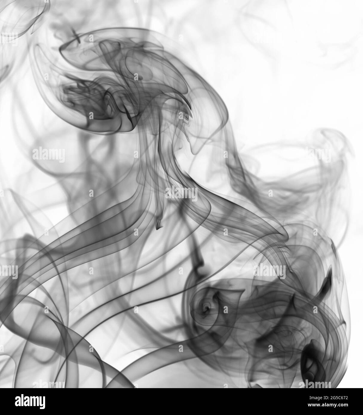 Fond de flux de fumée gris mystère isolé sur blanc Banque D'Images