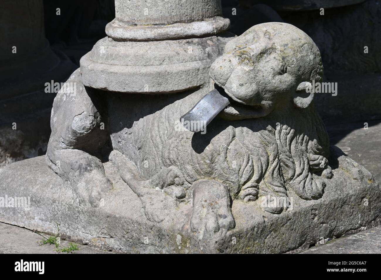 Base figure avec langue dehors à une fontaine de la Renaissance en face du château à Bückeburg Banque D'Images