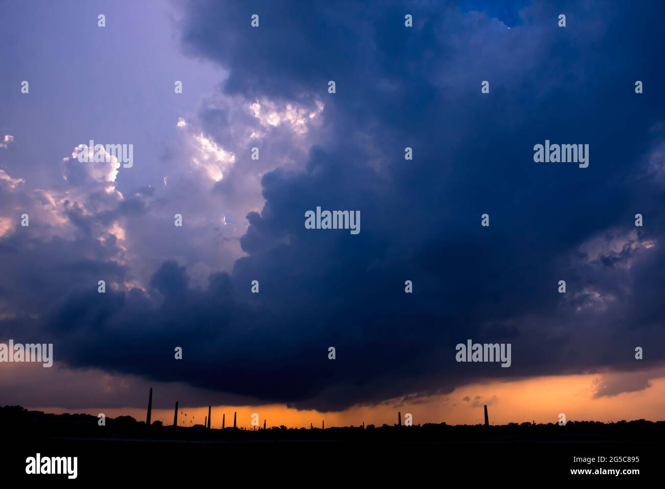 La pluie orageux nuages arrière-plan. Ciel sombre Banque D'Images