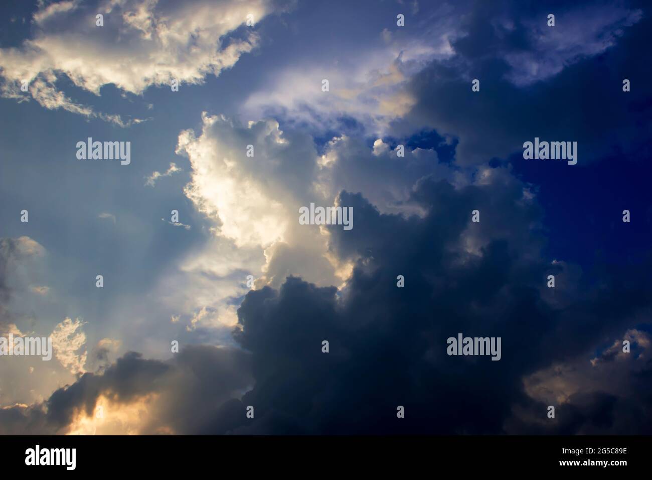 La pluie orageux nuages arrière-plan. Ciel sombre Banque D'Images