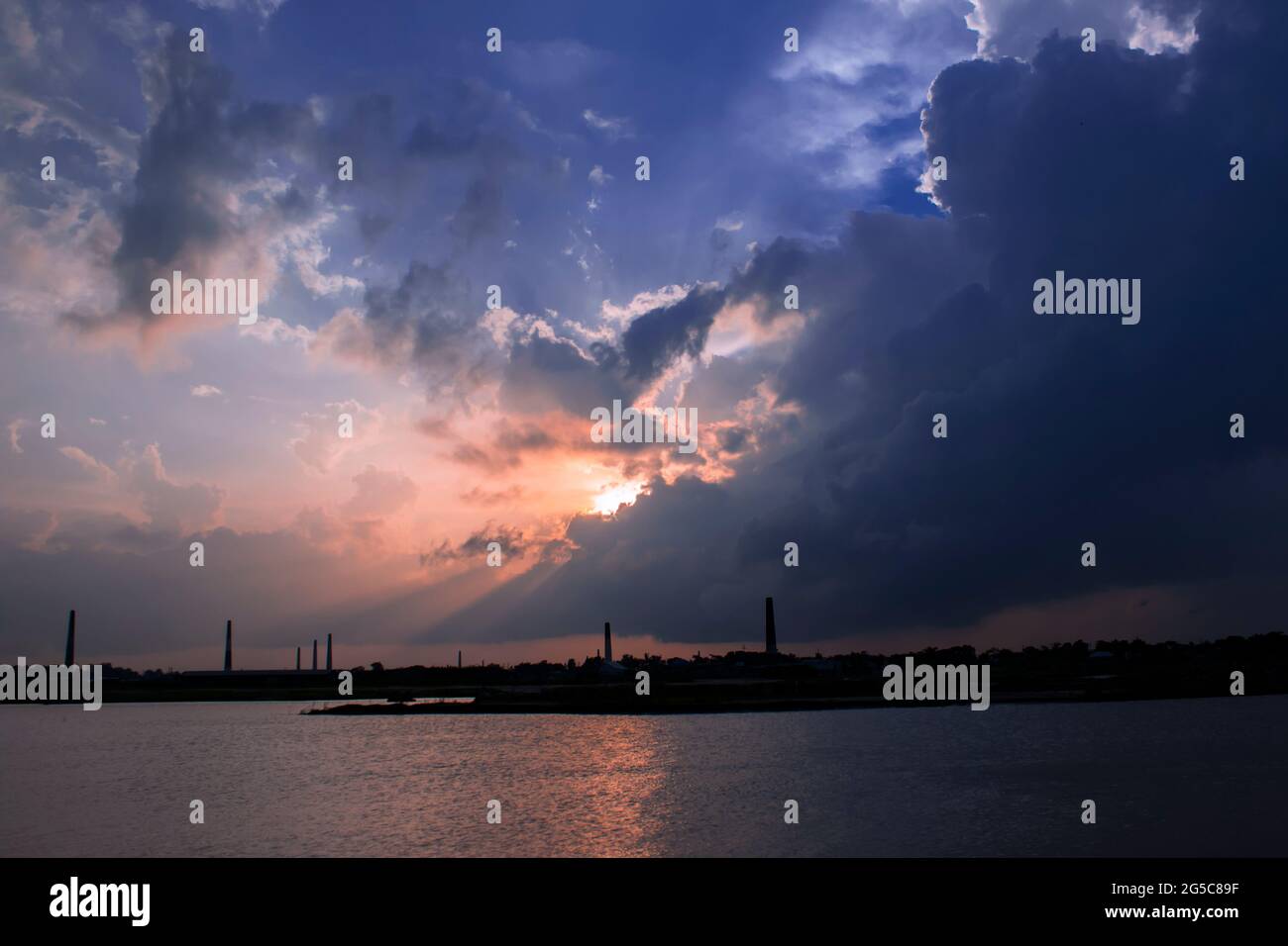 La pluie orageux nuages arrière-plan. Ciel sombre Banque D'Images