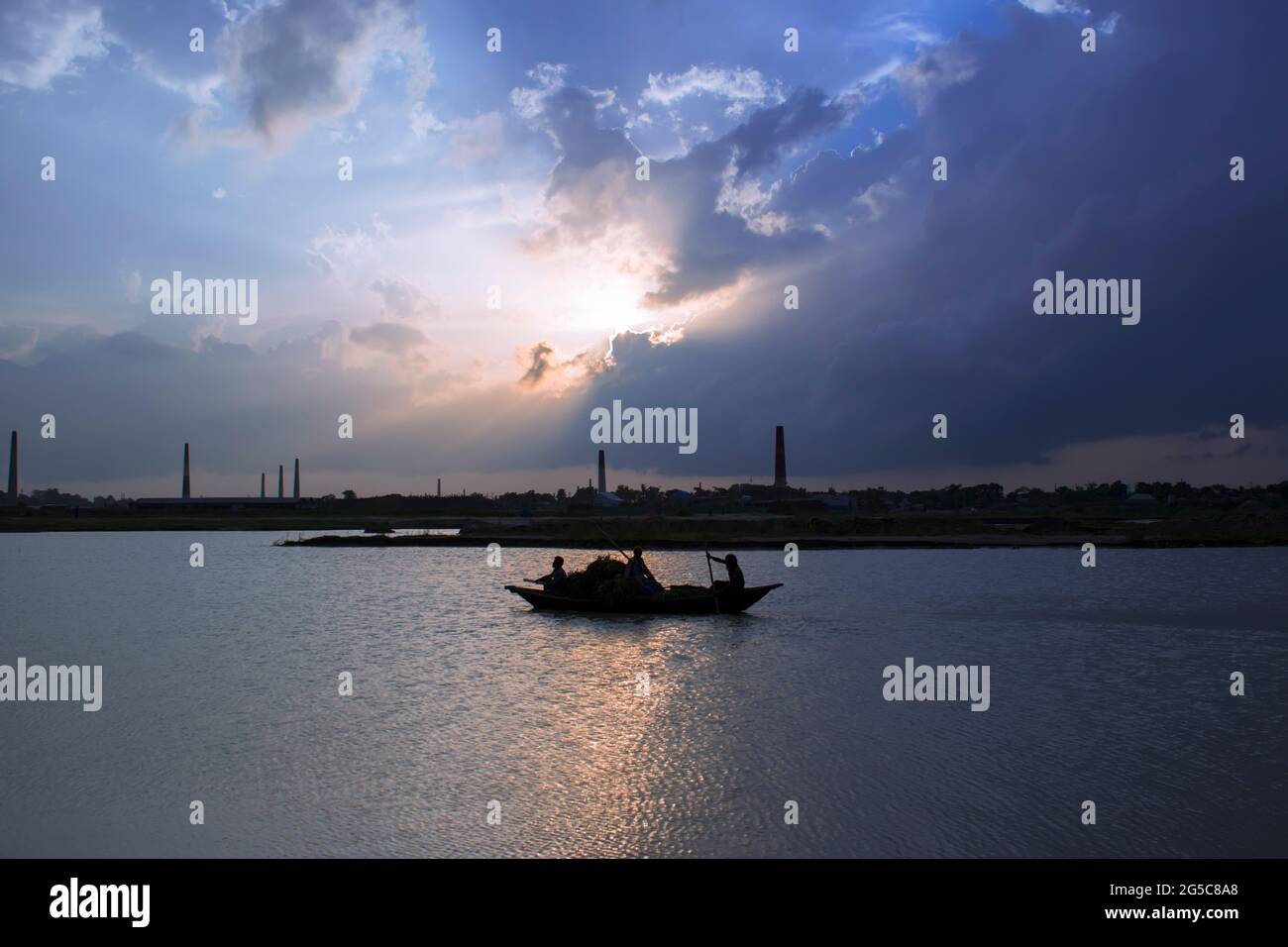 La pluie orageux nuages arrière-plan. Ciel sombre Banque D'Images