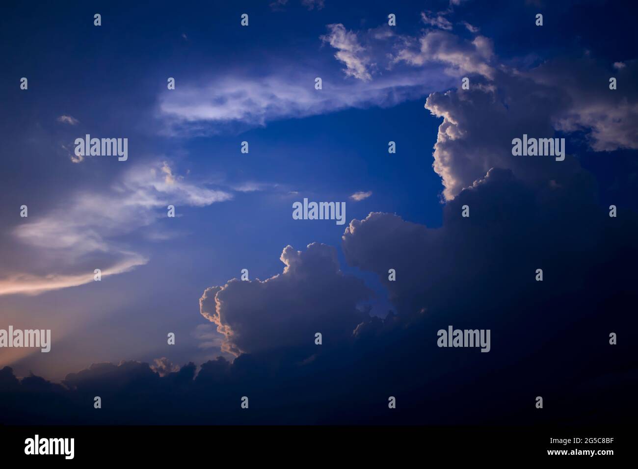 La pluie orageux nuages arrière-plan. Ciel sombre Banque D'Images
