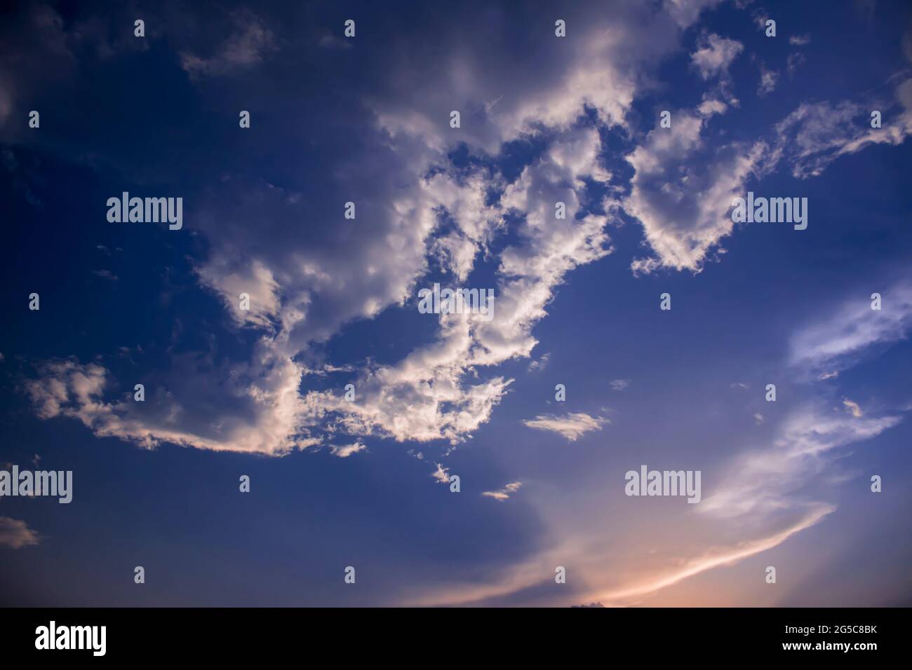 La pluie orageux nuages arrière-plan. Ciel sombre Banque D'Images