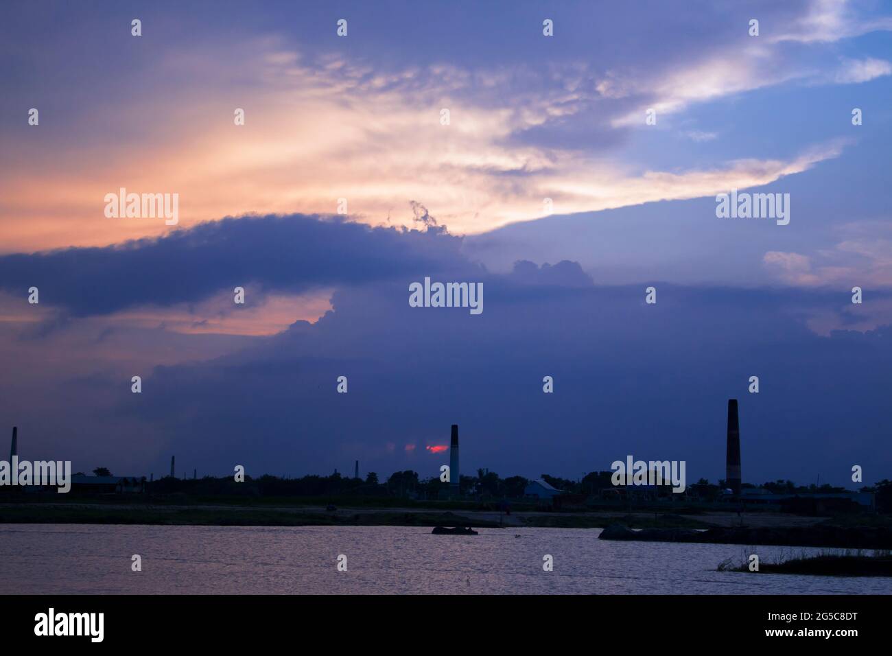 La pluie orageux nuages arrière-plan. Ciel sombre Banque D'Images