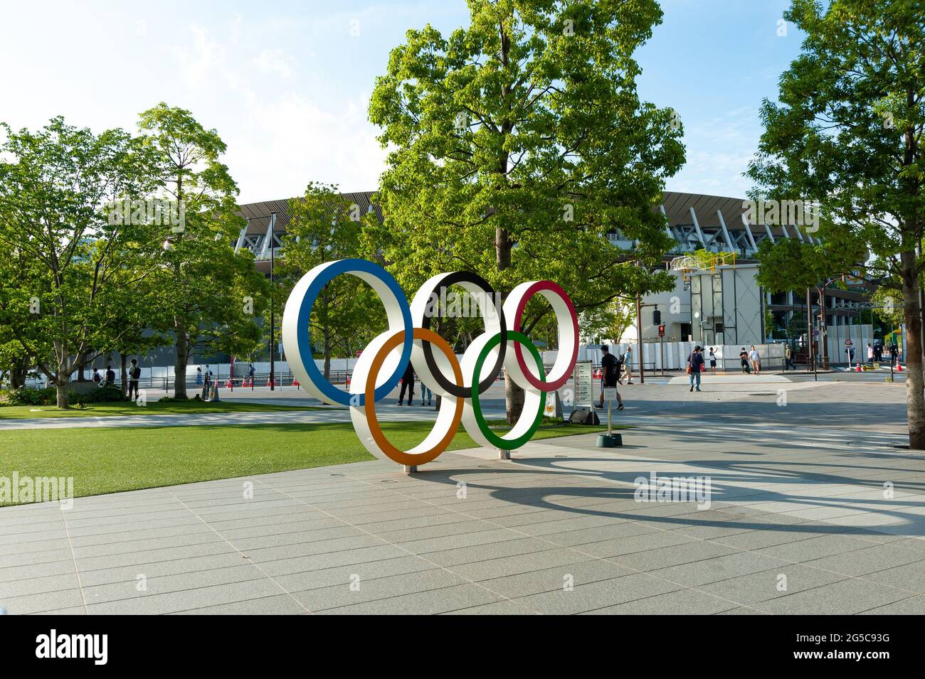 Shinjuku City, Tokyo, Japon - 12 juin 2021 : anneaux olympiques devant le nouveau stade national également appelé stade olympique de Tokyo. Banque D'Images