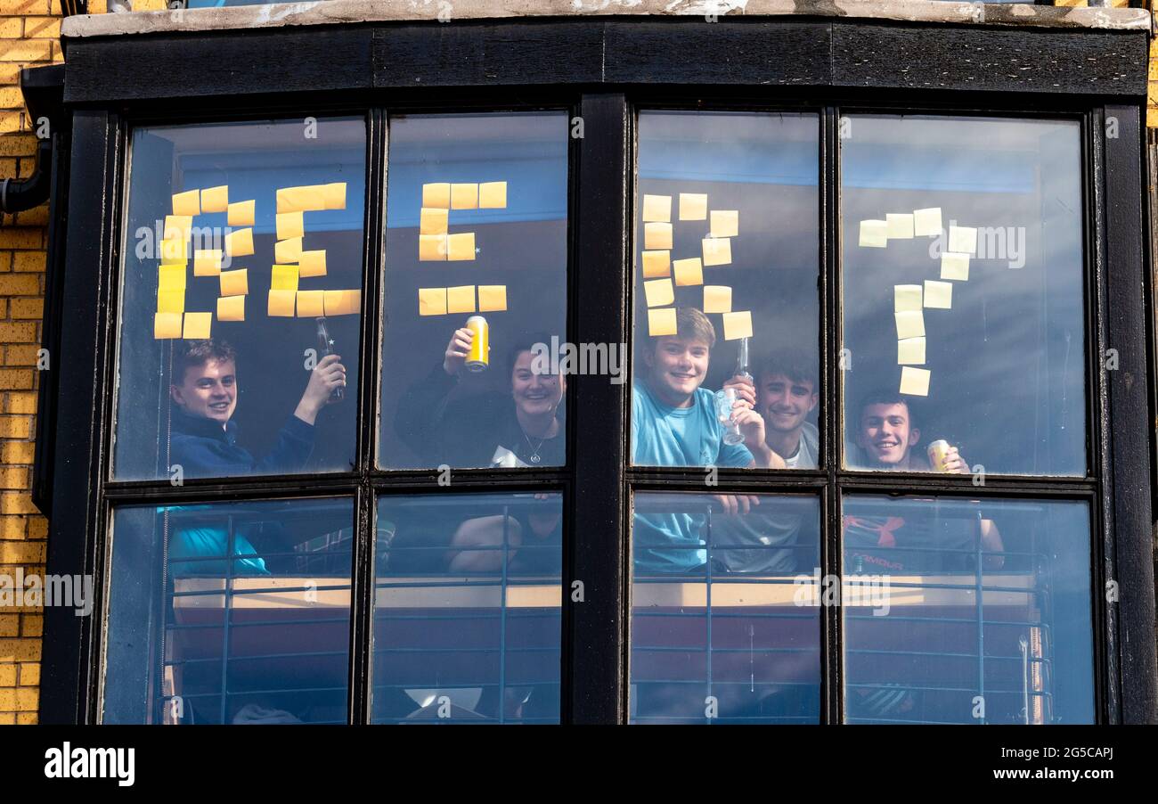 Les étudiants auto-isolés dans leurs halls de résidence à Murano Street à Glasgow ont mis des messages dans leurs fenêtres, Glasgow, Écosse, Royaume-Uni Banque D'Images