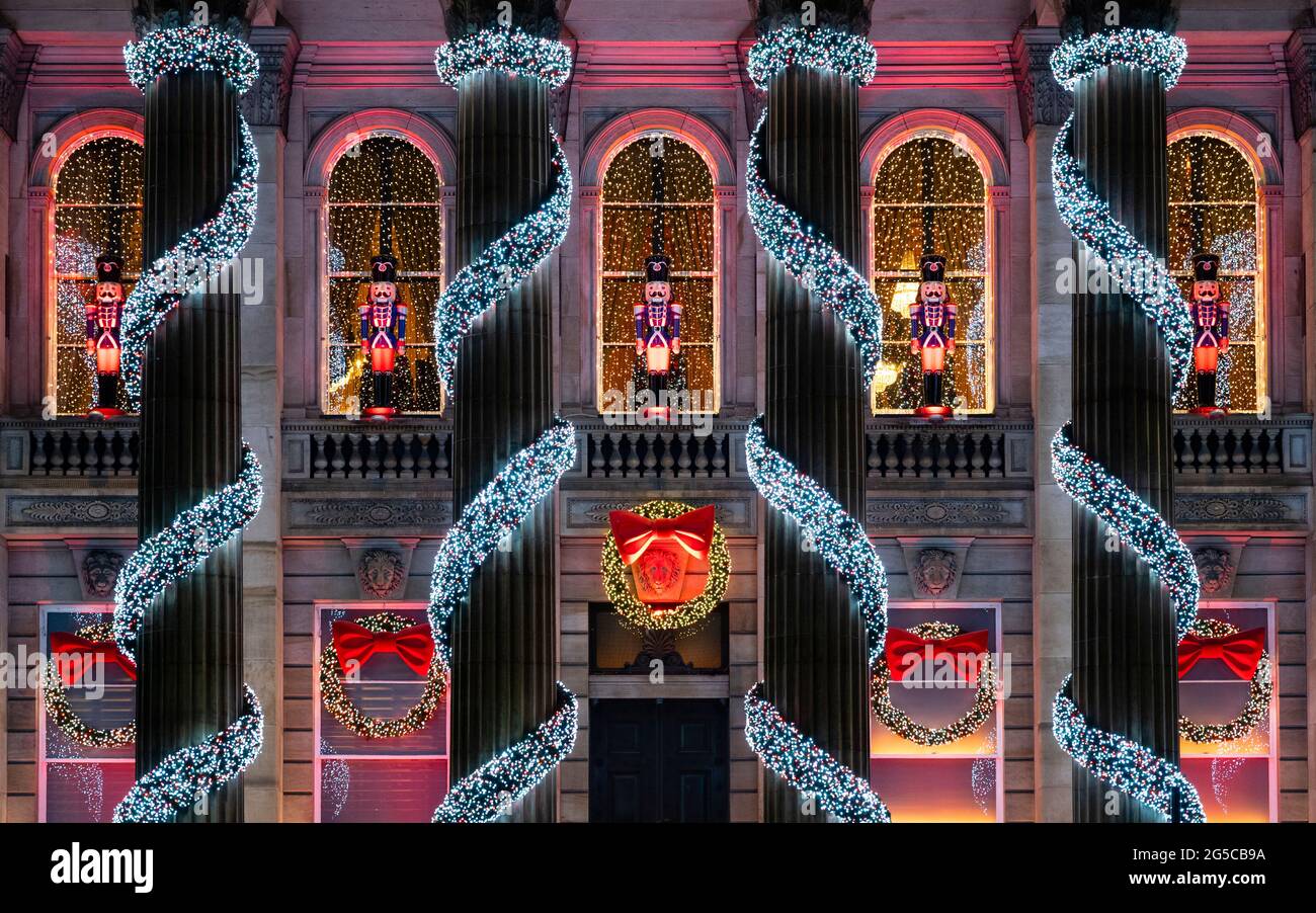 Vue extérieure du restaurant Dome avec décorations de Noël en hiver dans le centre-ville d'Edimbourg pendant le confinement en cas de pandémie de coronavirus, Écosse, Royaume-Uni Banque D'Images