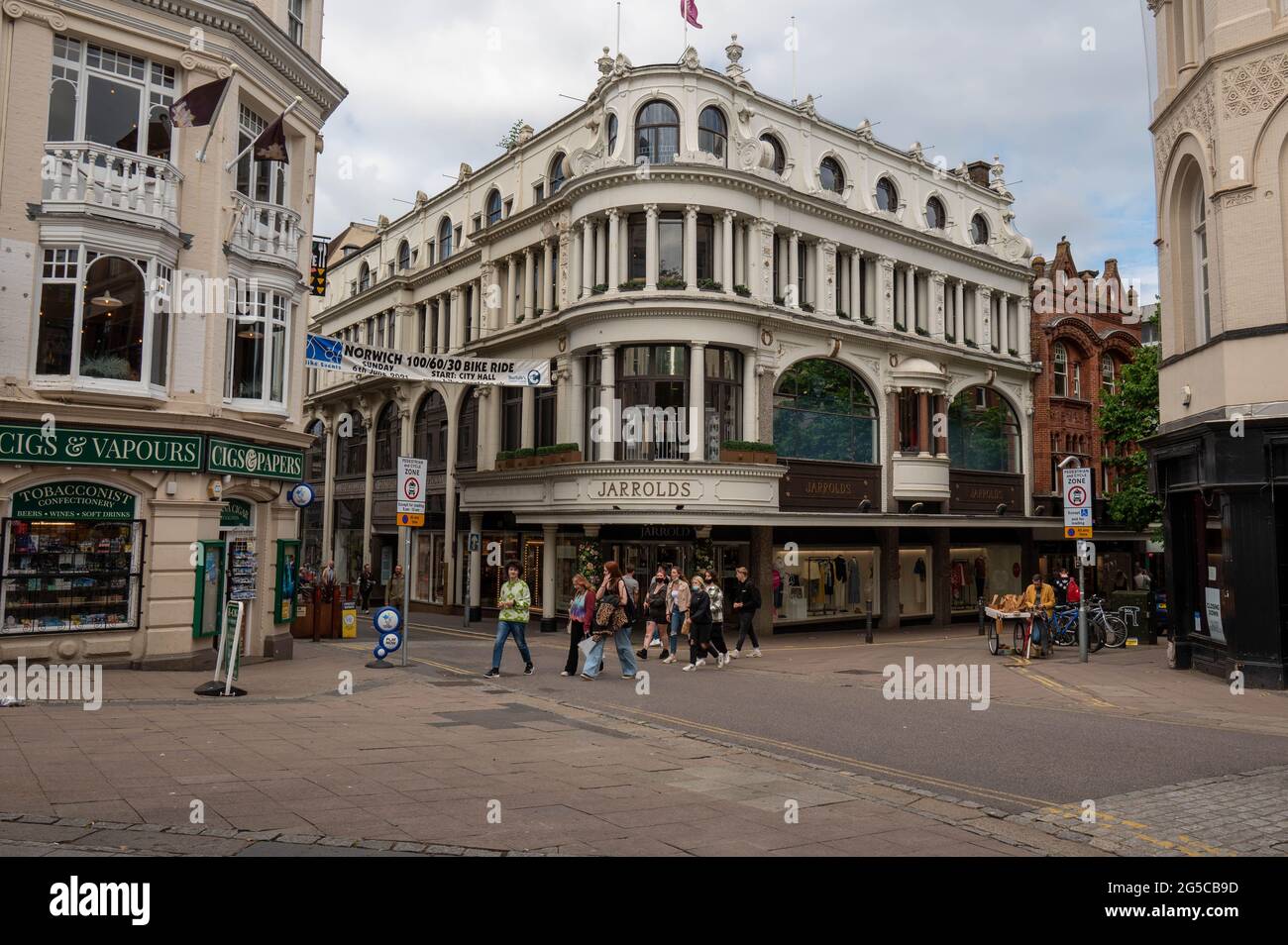Une vue sur le célèbre département de Jarrolds grand bâtiment au coin de London Street Norwich Banque D'Images