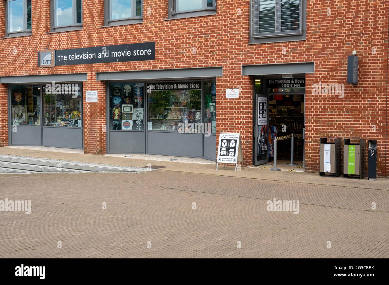 La télévision et le magasin de cinéma à l'avant du nouveau forum de la ville de Norwich Banque D'Images