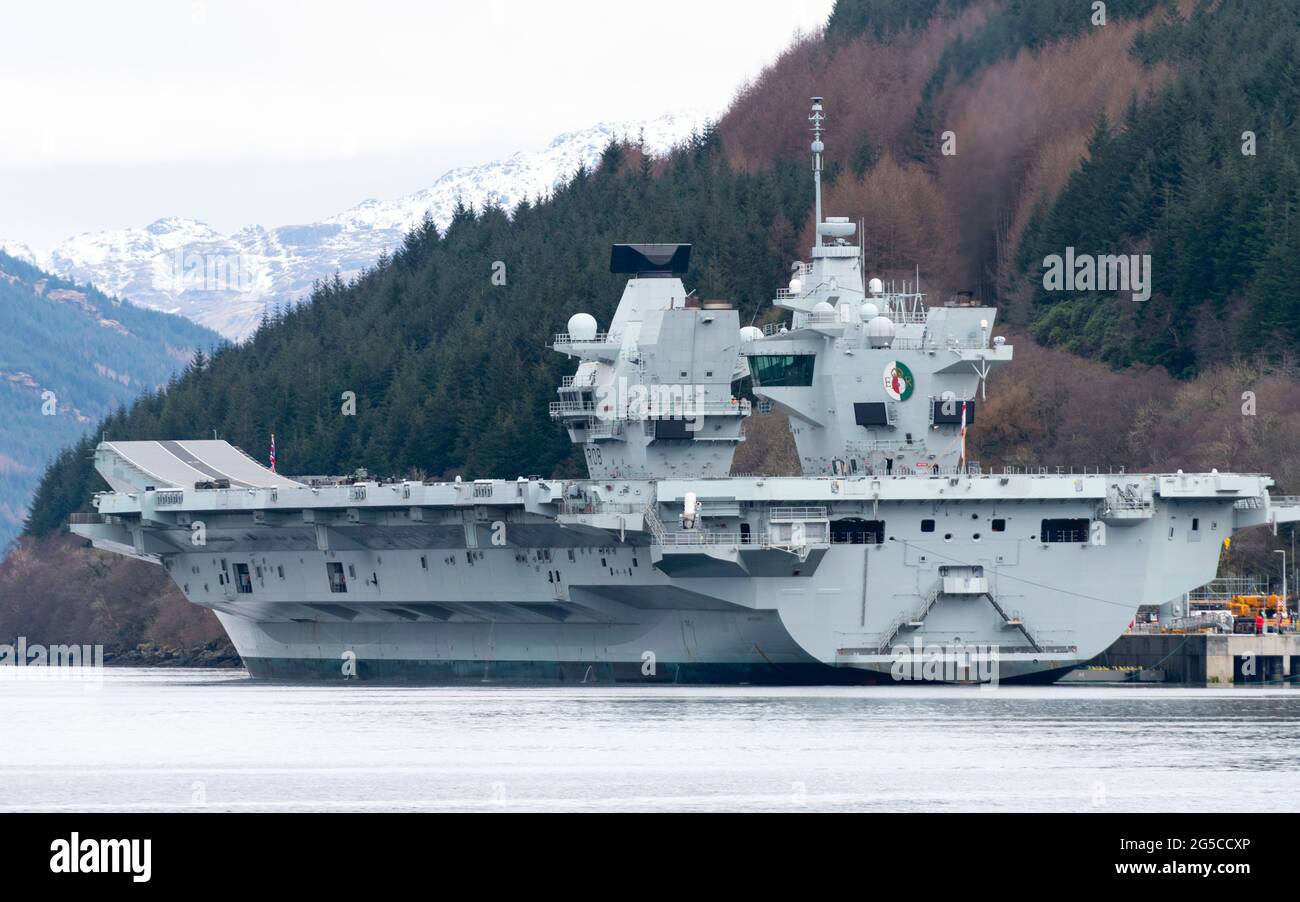 Le porte-avions HMS Queen Elizabeth a accolé sur le côté du Loch long à Glenmallon, Argyll et Bute, en Écosse, au Royaume-Uni Banque D'Images