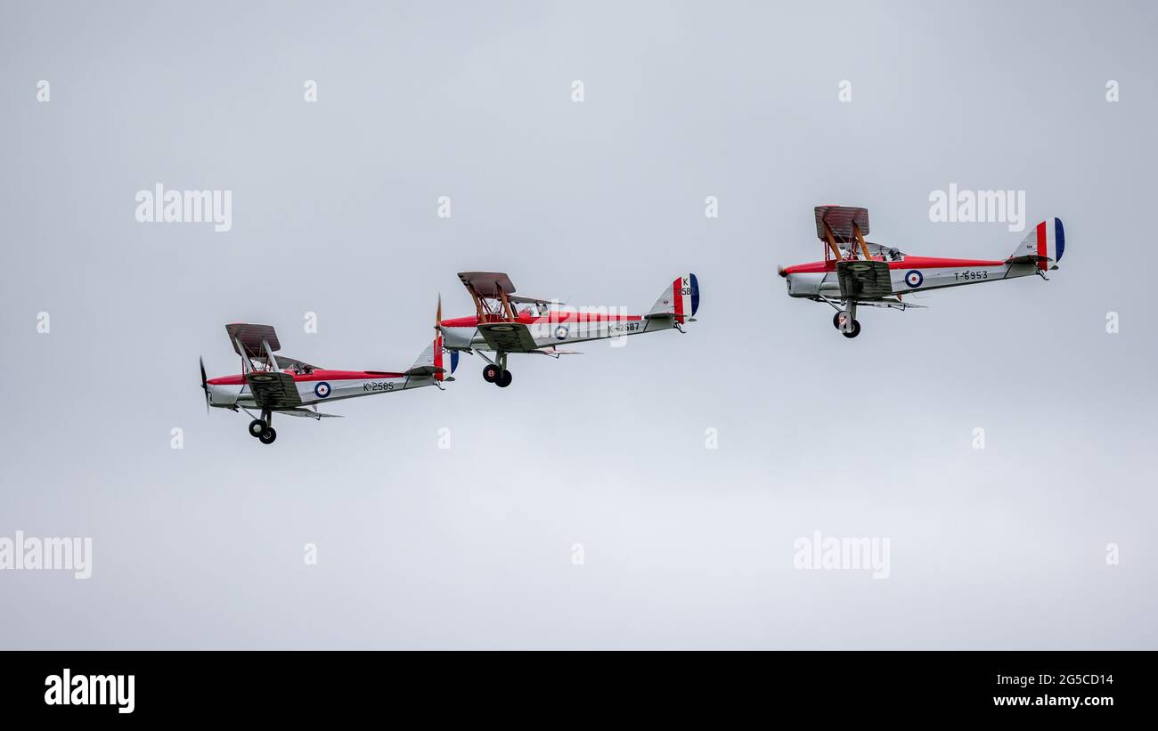 Trois RAF Central Flying School ont marqué Tiger Moths en vol au spectacle aérien de Shuttleworth le 19 juin 2021 Banque D'Images