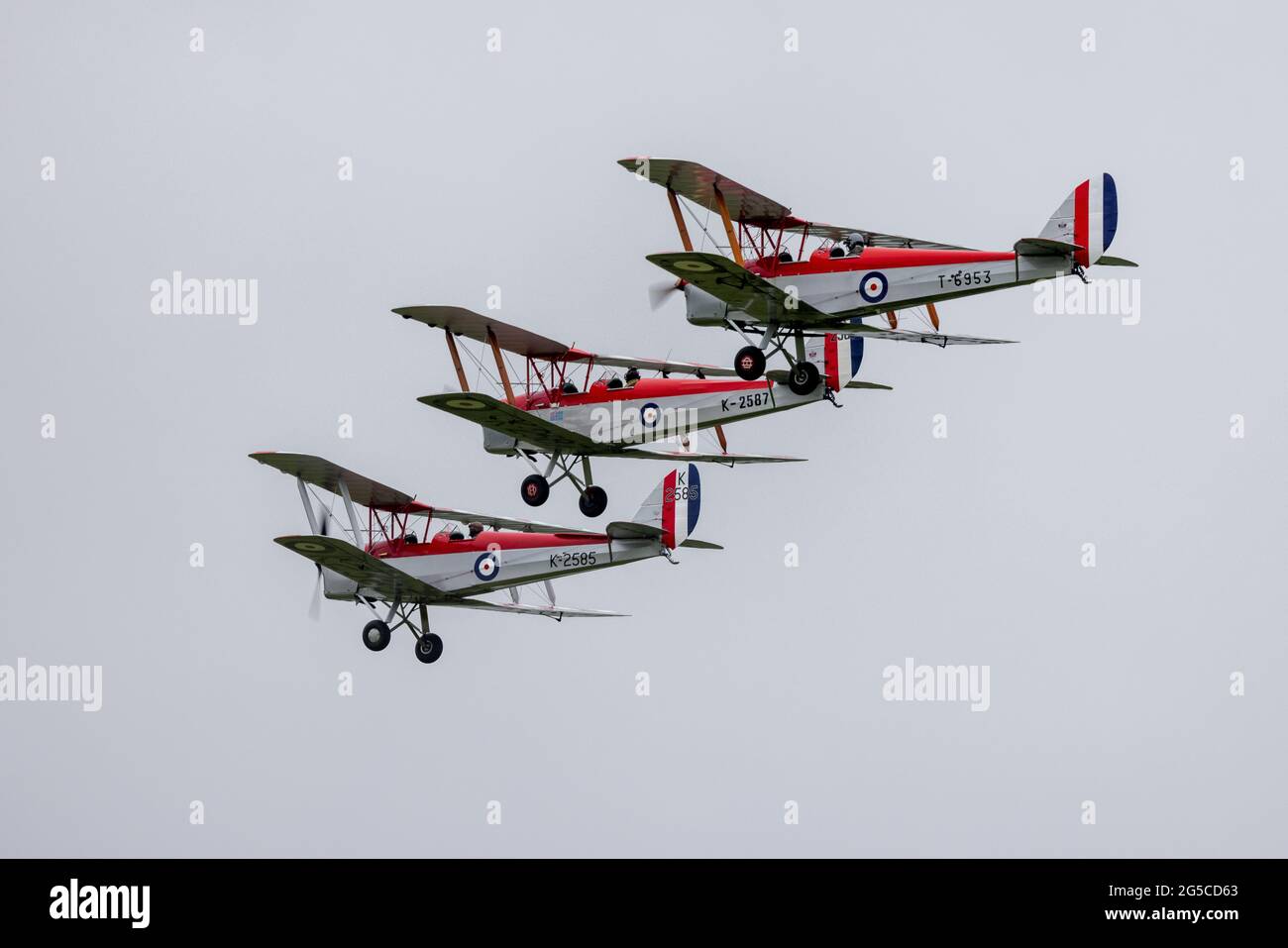 Trois RAF Central Flying School ont marqué Tiger Moths en vol au spectacle aérien de Shuttleworth le 19 juin 2021 Banque D'Images