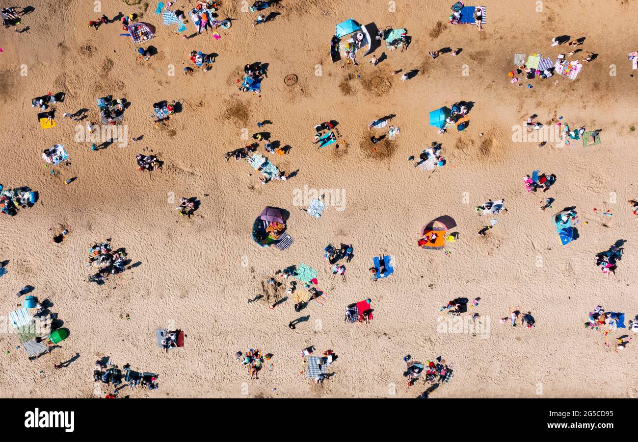Vue aérienne des foules de familles sur la célèbre plage de Silversands à Aberdour, Fife, Écosse, Royaume-Uni Banque D'Images