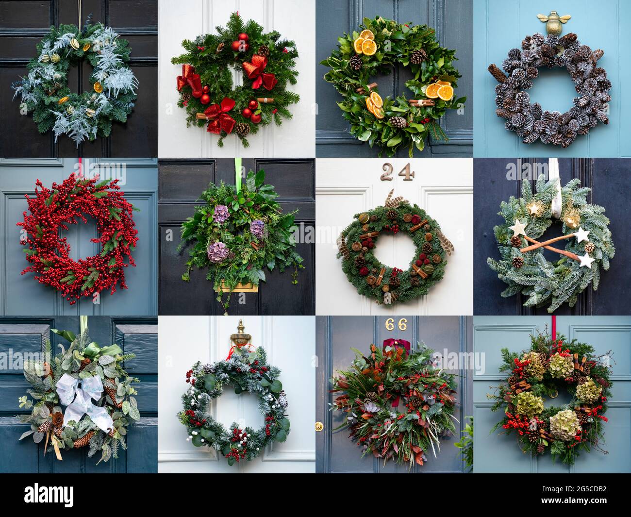 Une grande variété de couronnes de Noël sont fixées aux portes colorées des maisons de ville dans la ville historique de New Town, en Écosse, au Royaume-Uni Banque D'Images