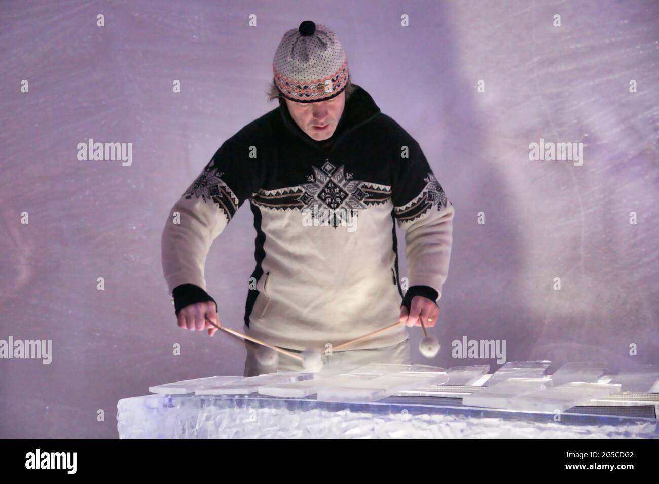 Homme jouant un xylophone fait de glace solide en Norvège, Scandinavie Banque D'Images