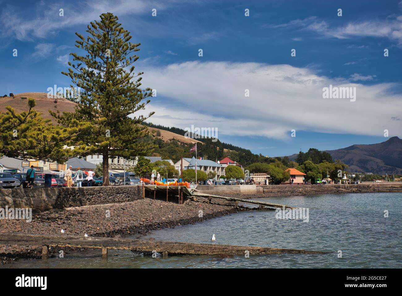 Jolie scène d'un front de mer avec des boutiques et des maisons au-dessus d'une plage, sur la côte est de l'île du Sud, en Nouvelle-Zélande Banque D'Images