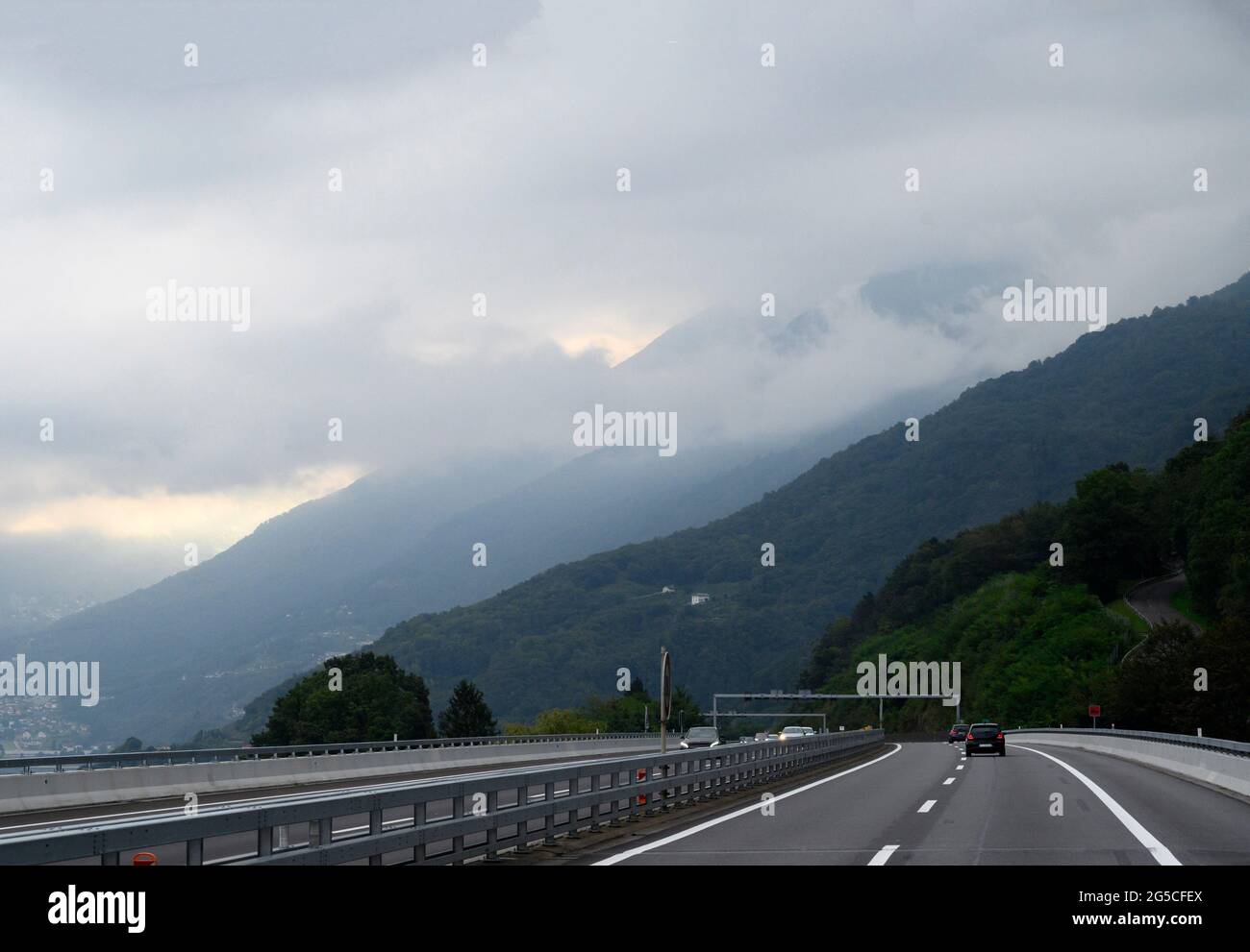 Autoroute à travers les Alpes, Suisse. Banque D'Images