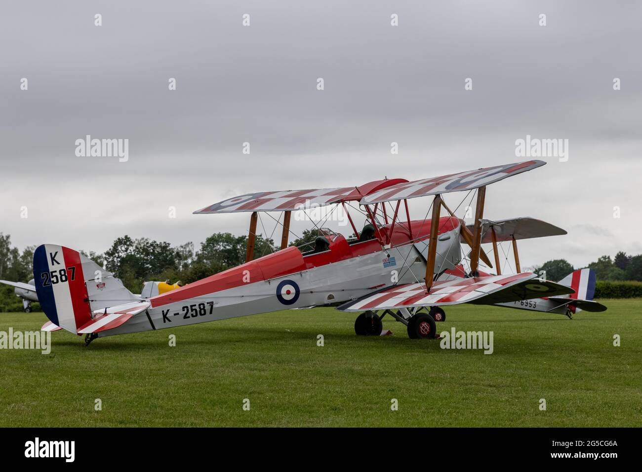 La RAF Central Flying School a marqué Tiger Moth (K-2587) en exposition statique au spectacle aérien Shuttleworth du 19 juin 2021 Banque D'Images